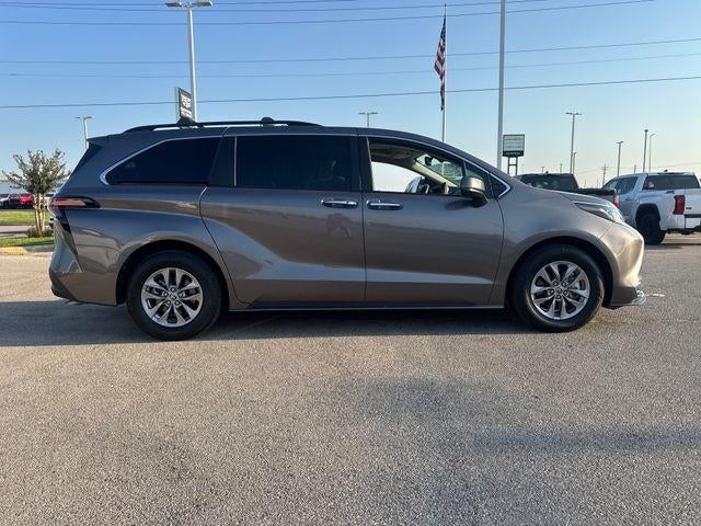 2022 Toyota Sienna XLE FWD 8-Passenger (Natl)
