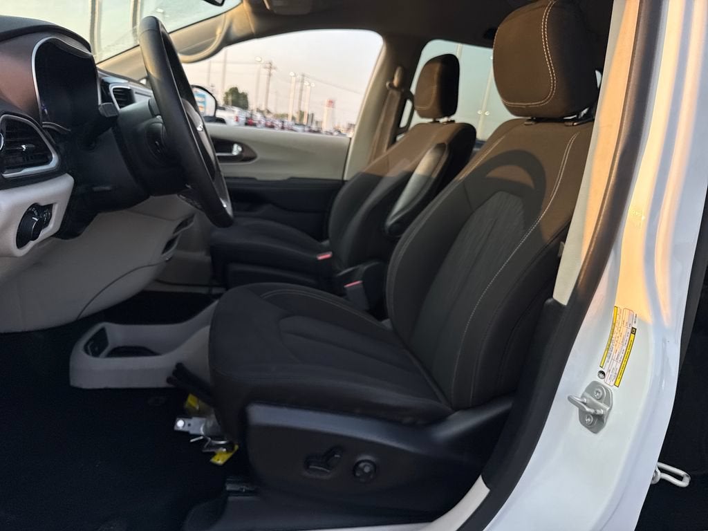 2024 Chrysler Voyager LX
