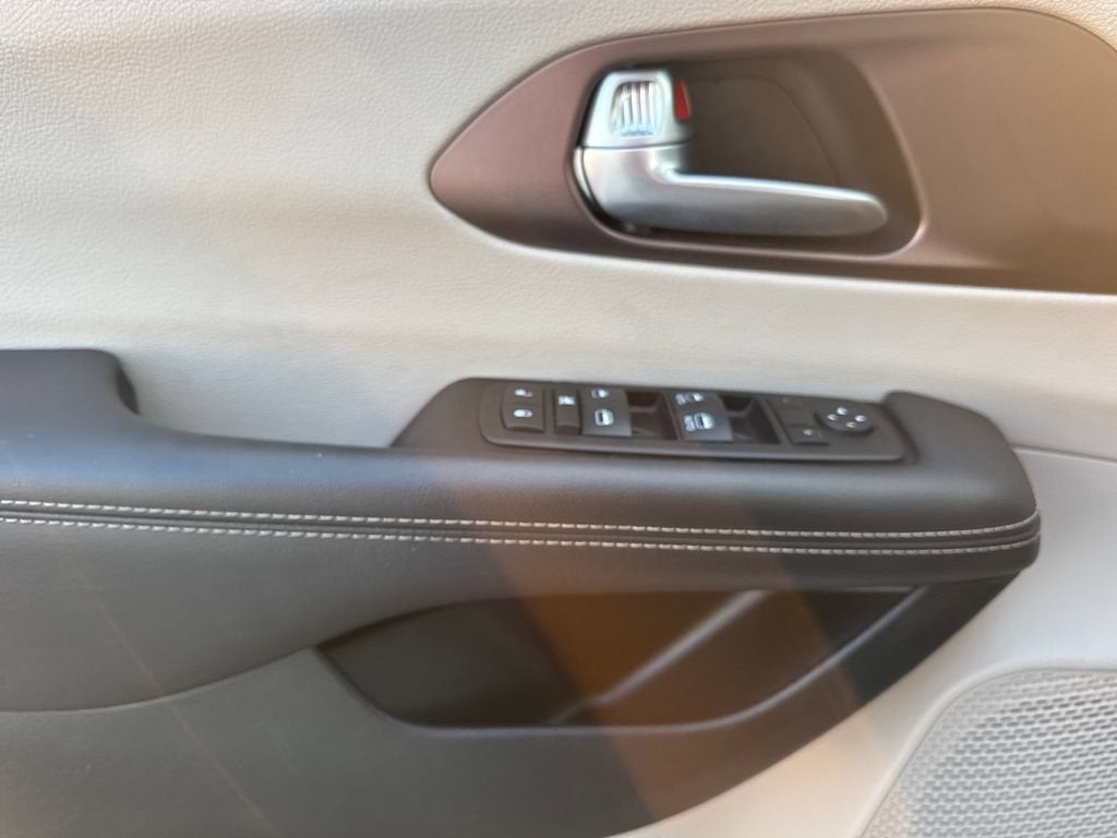 2024 Chrysler Voyager LX