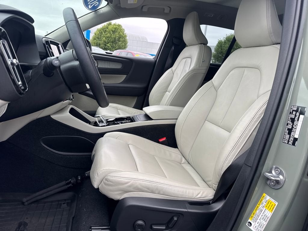 2023 Volvo XC40 Ultimate Bright Theme