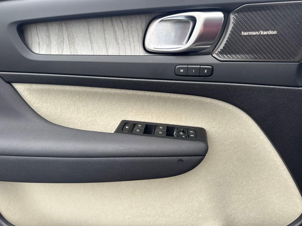 2023 Volvo XC40 Ultimate Bright Theme