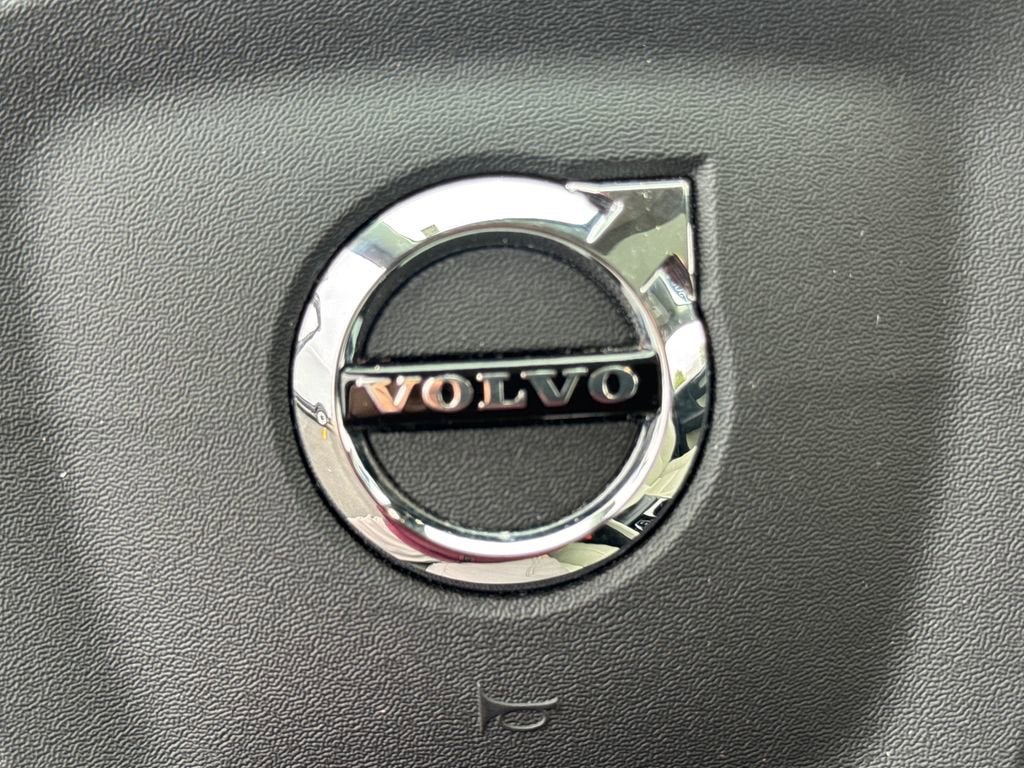 2023 Volvo XC40 Ultimate Bright Theme
