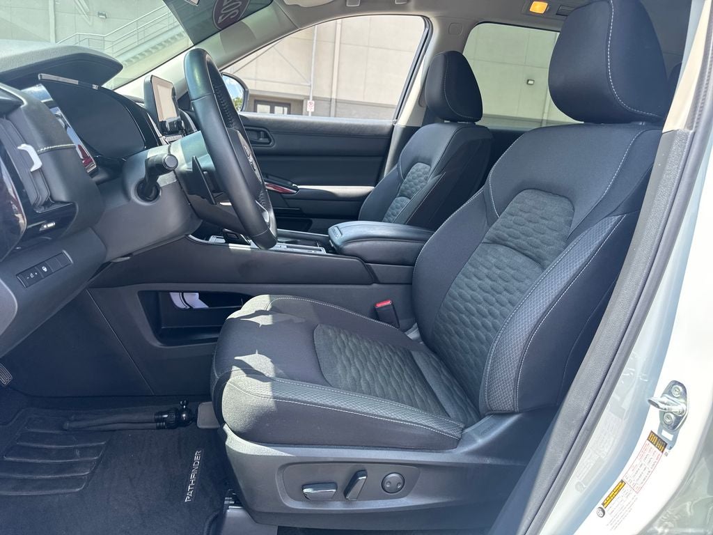 2023 Nissan Pathfinder SV